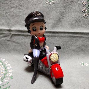 🎬 Bikin' Betty Salt & Pepper Shakers